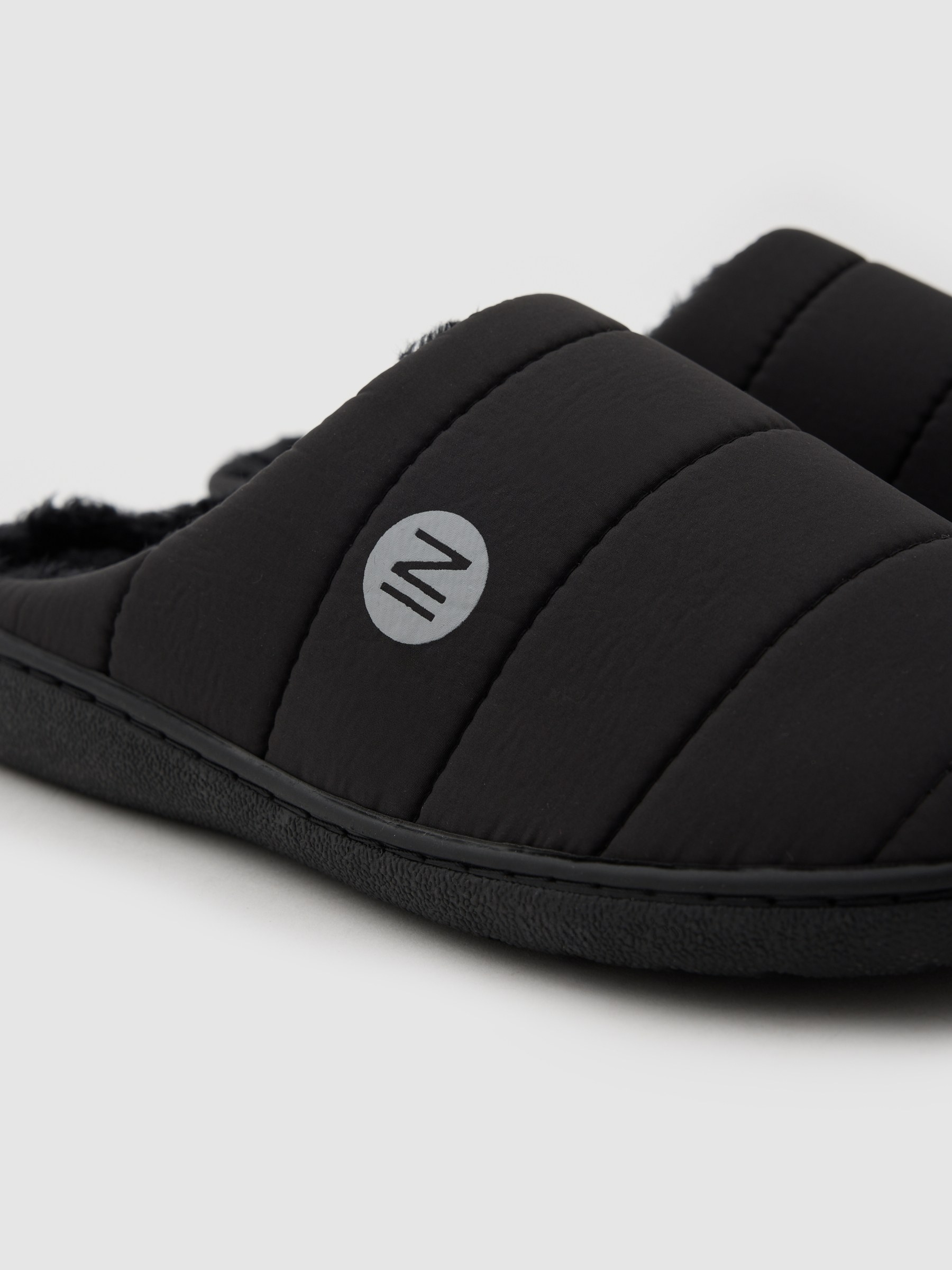 Pantufa destalonada forro de pelo preto vista geral frontal
