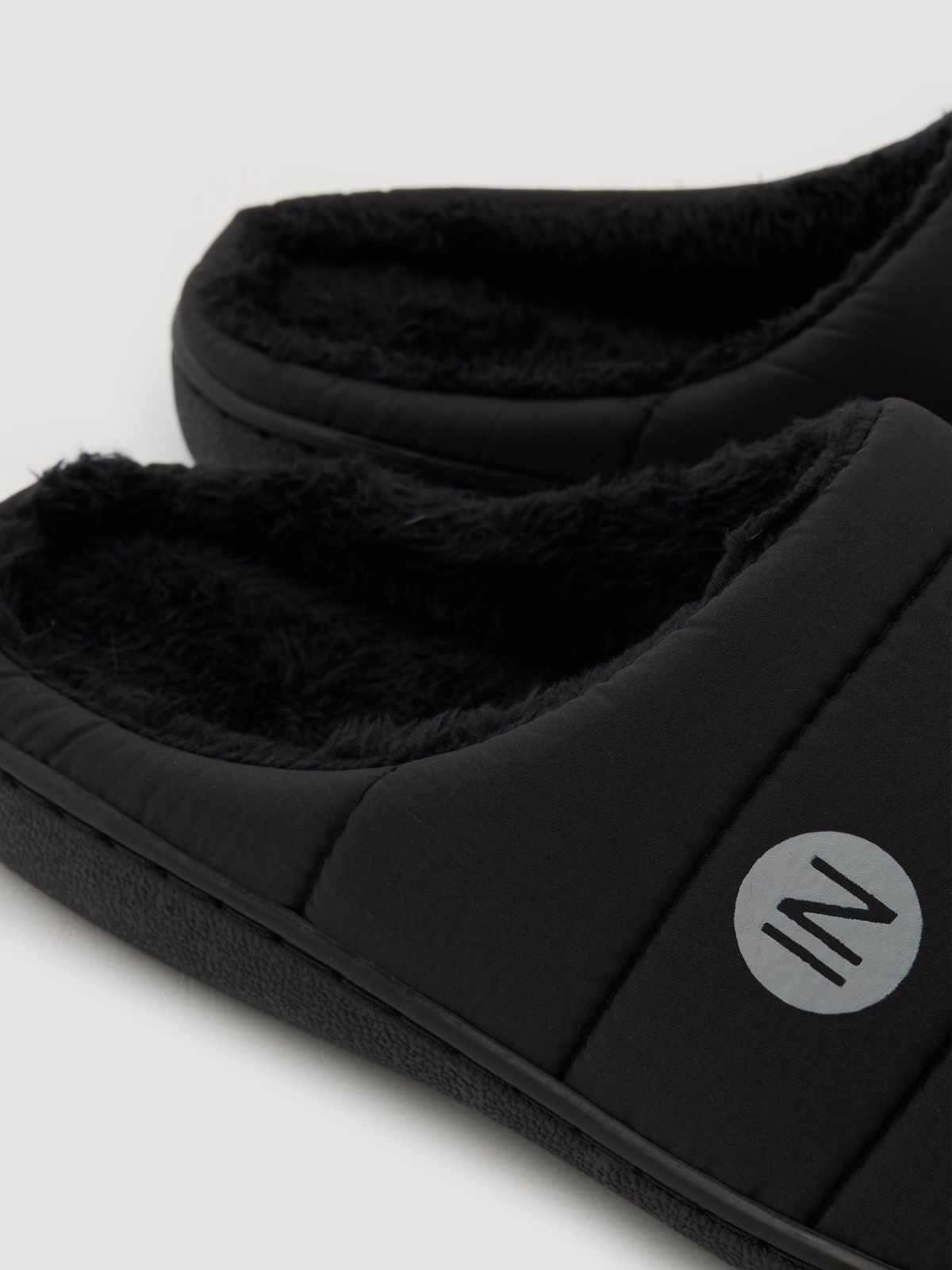 Pantufla destalonada forro pelo negro vista detalle