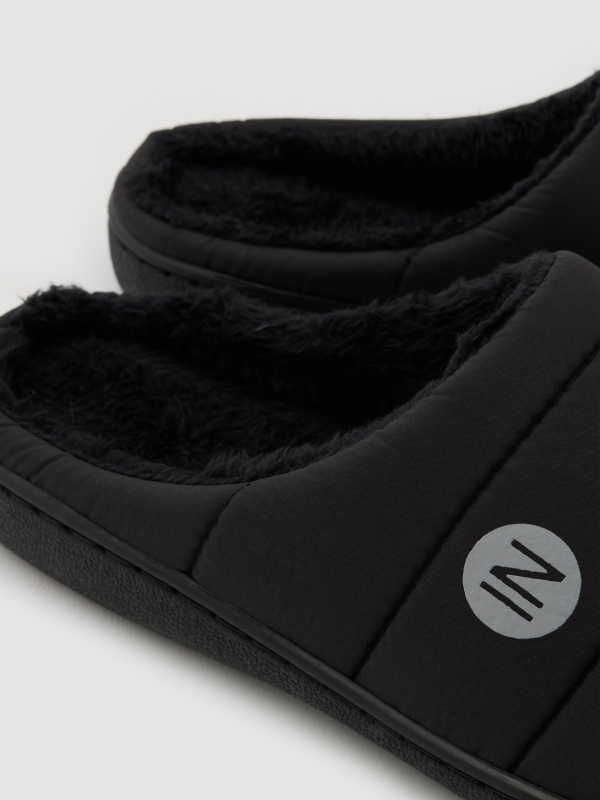 Pantufla destalonada forro pelo negro vista detalle