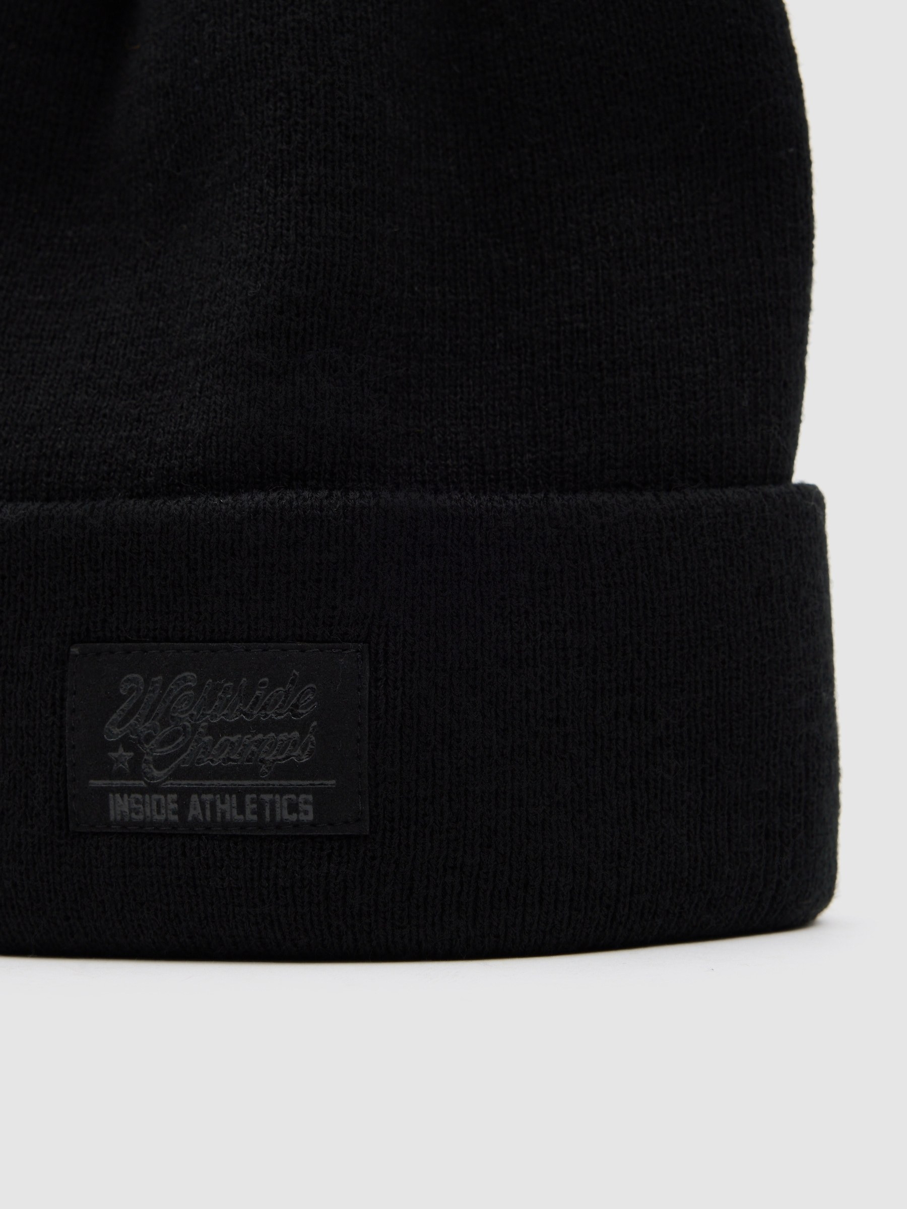 Gorro com dobra canelada preto vista lateral frontal 45º