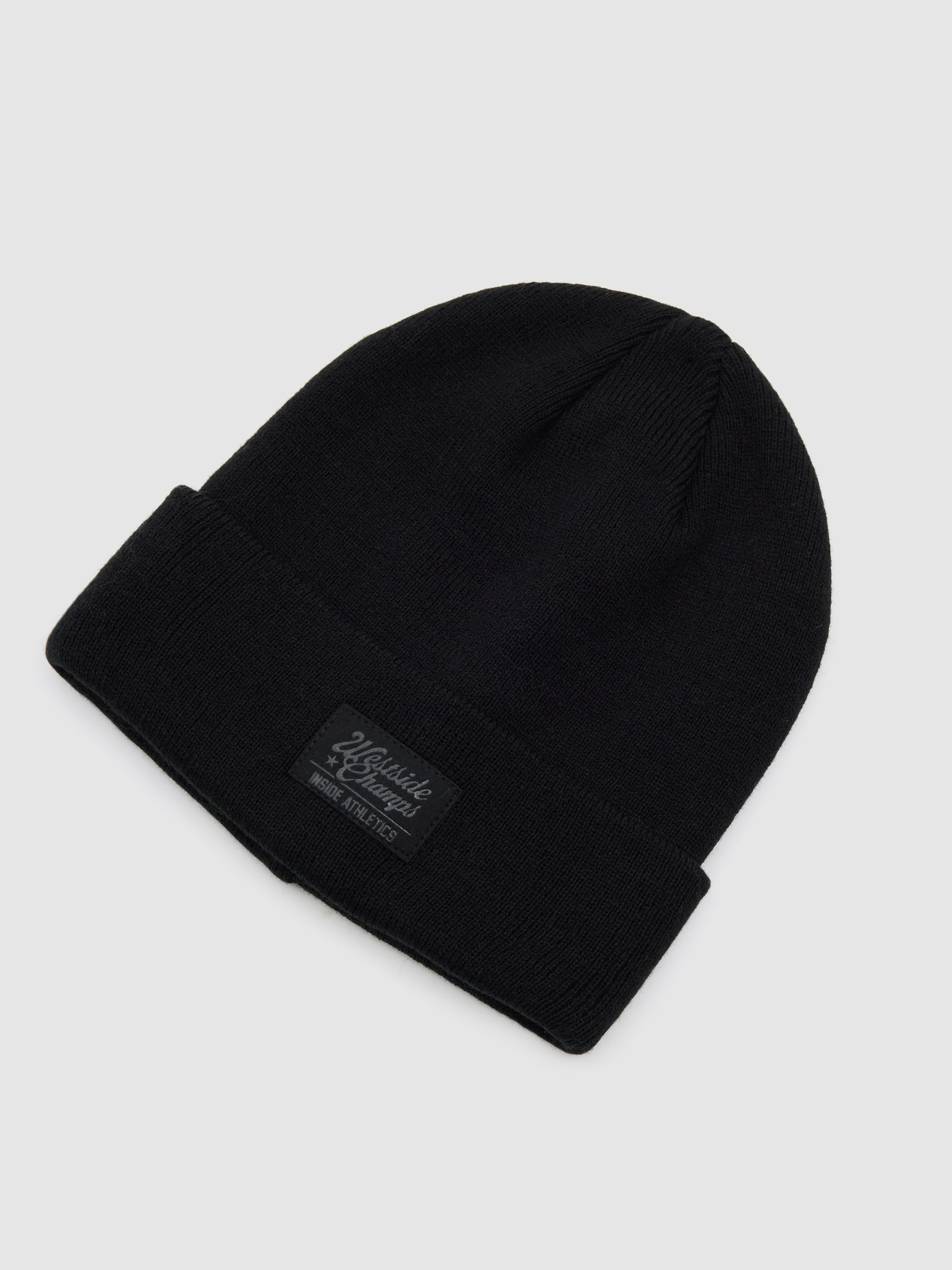 Gorro com dobra canelada preto vista lateral frontal 45º