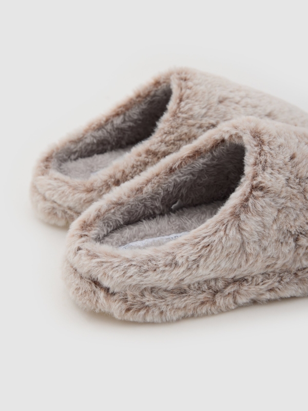 Zapatilla destalonada de pelo taupe vista detalle