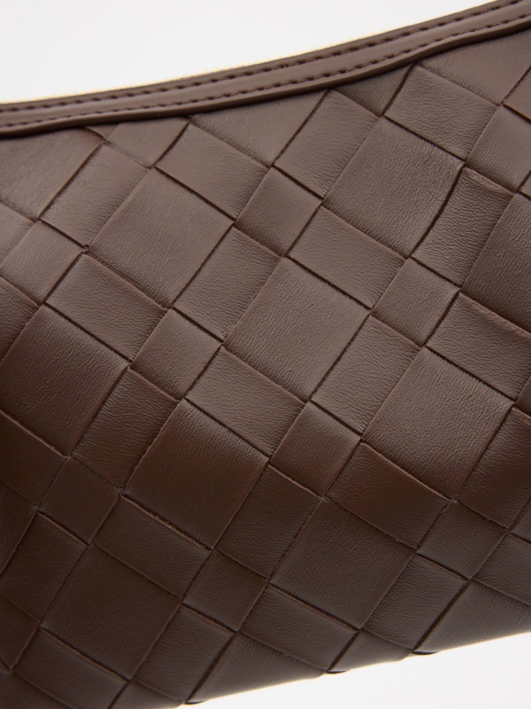 Bolso hombro trenzado efecto piel marrón oscuro vista detalle