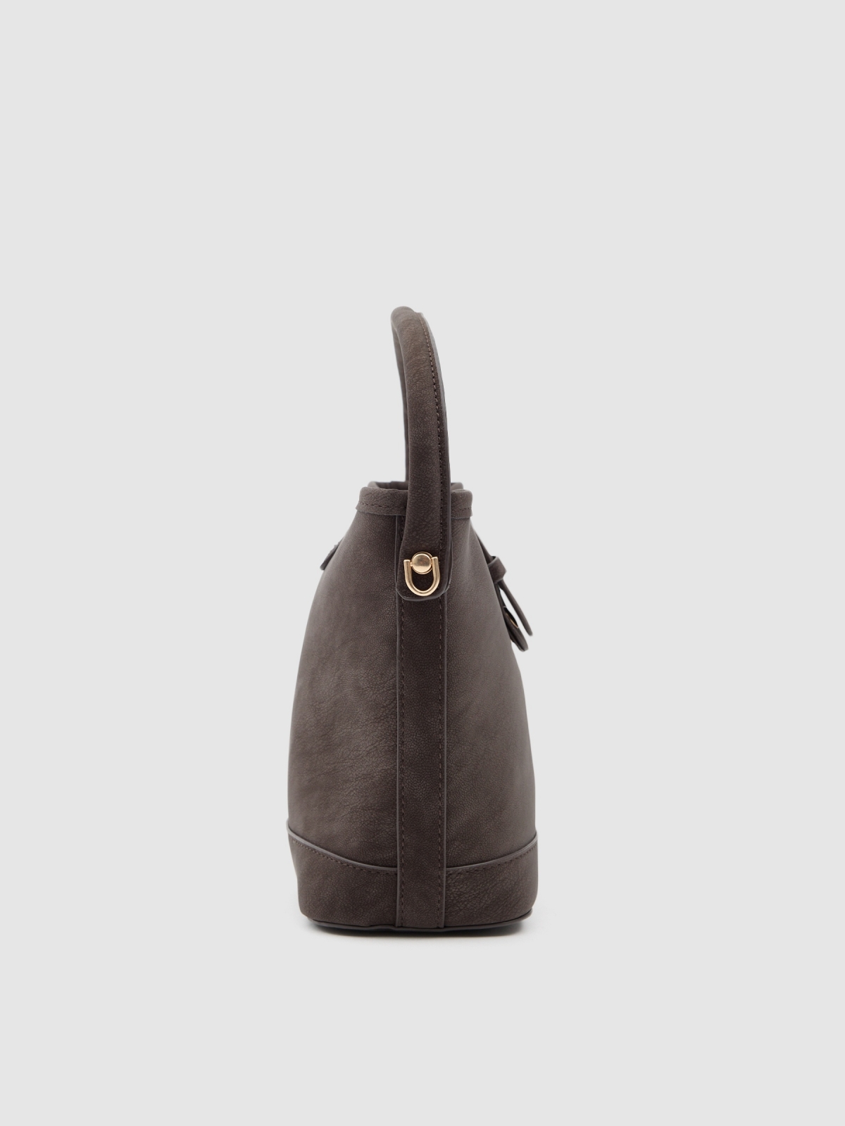 Bolsa tiracolo com fivela dourada marrom escuro vista lateral 45º