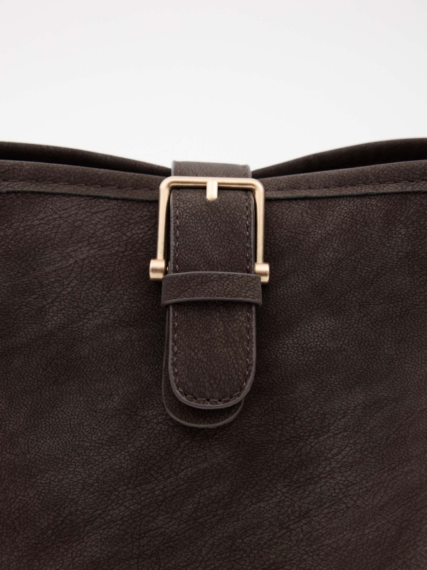 Bolso bandolera con hebilla dorada marrón oscuro vista interior