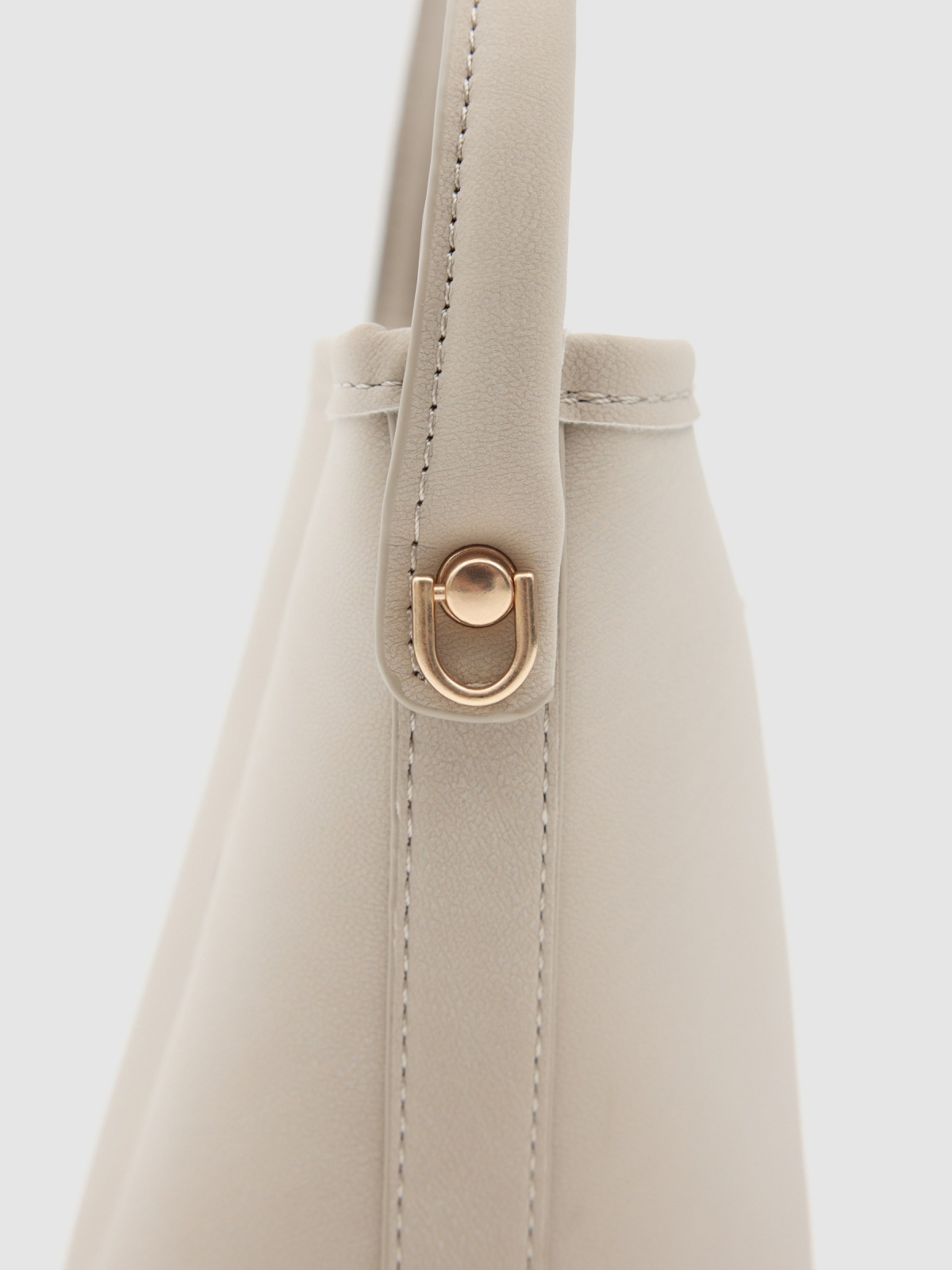 Bolsa tiracolo com fivela dourada bege vista lateral 45º
