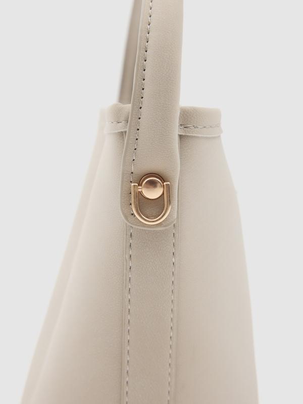 Bolsa tiracolo com fivela dourada bege vista lateral 45º