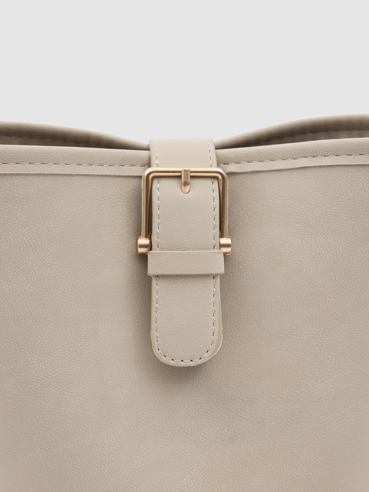 Bolsa tiracolo com fivela dourada bege vista interior