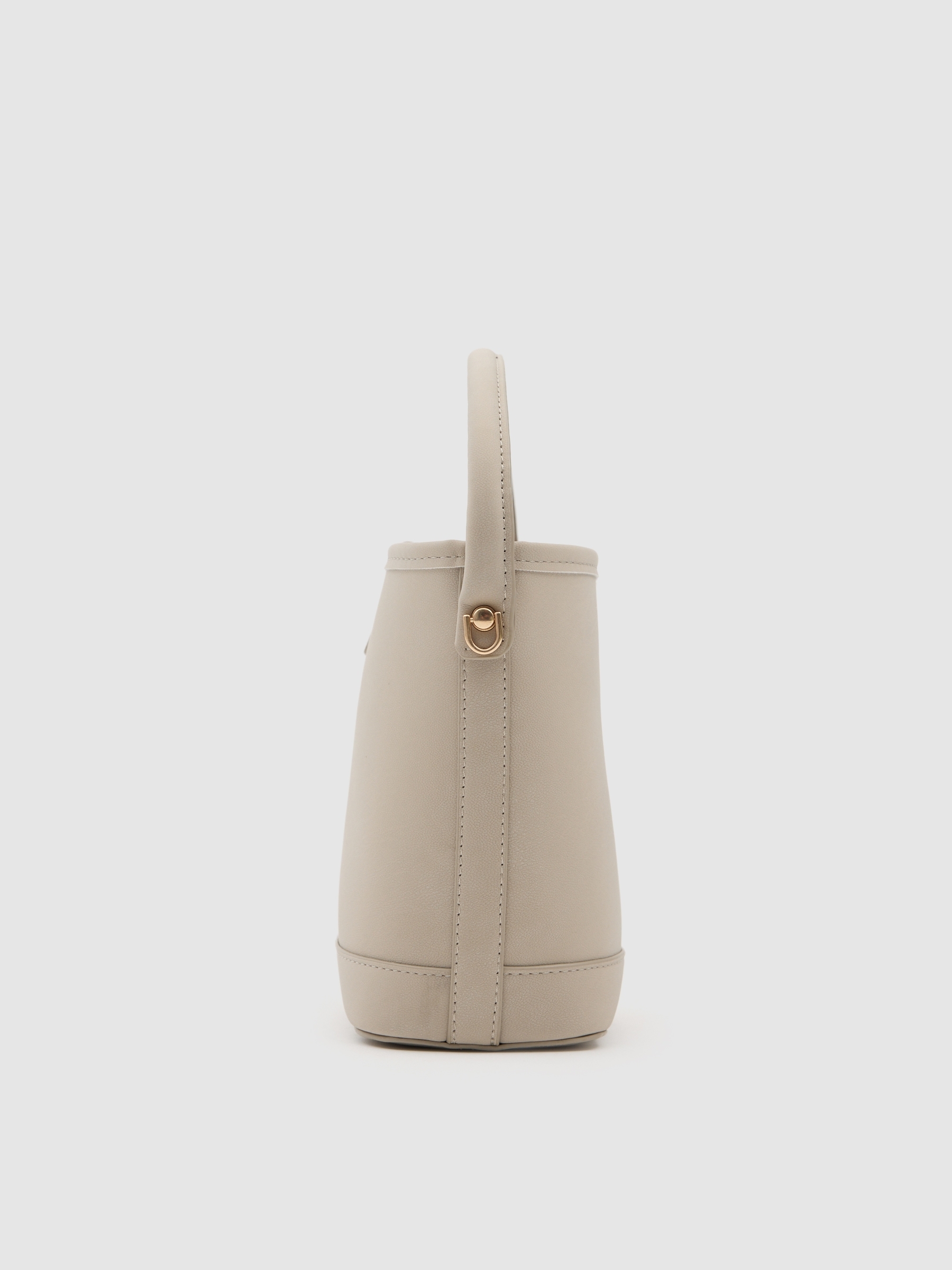 Bolsa tiracolo com fivela dourada bege vista geral frontal