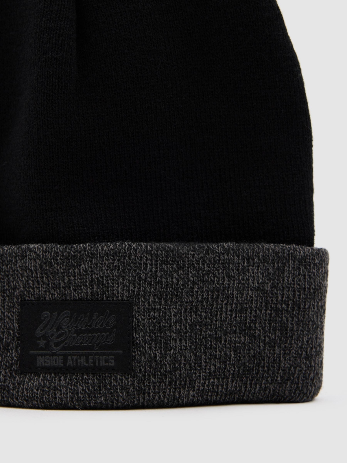 Gorro dobrado cinza escuro vista lateral traseira 45º