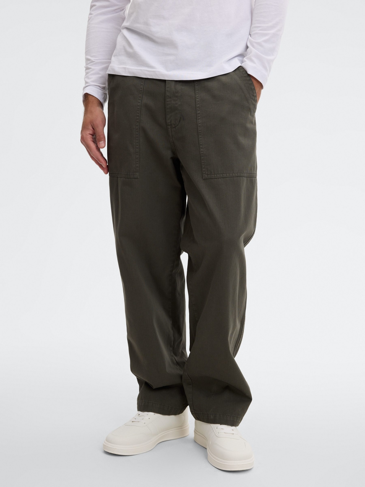 Calça cargo relaxed de cintura alta cáqui vista meia frontal