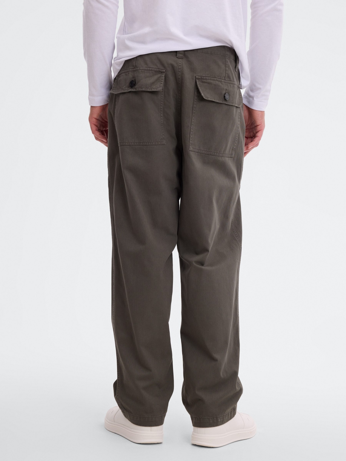Pantalón cargo relaxed tiro alto kaki vista media trasera