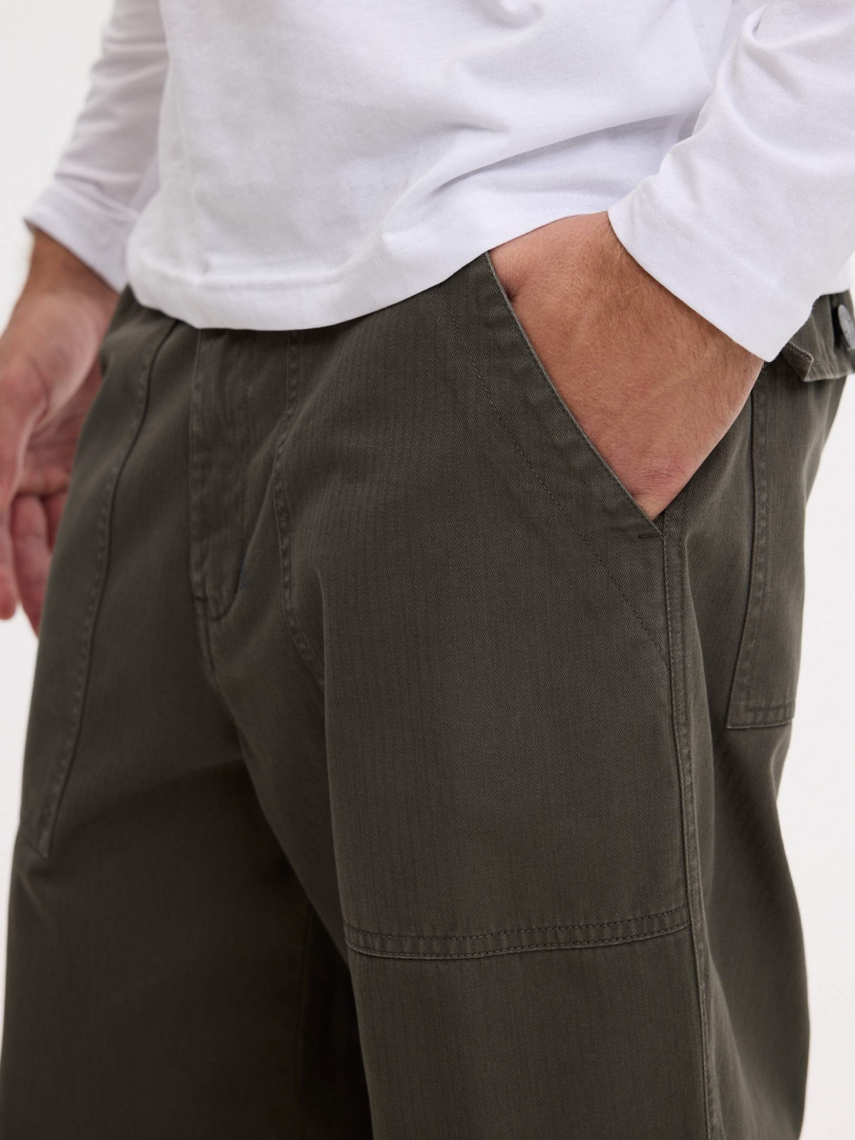 Calça cargo relaxed de cintura alta cáqui vista detalhe