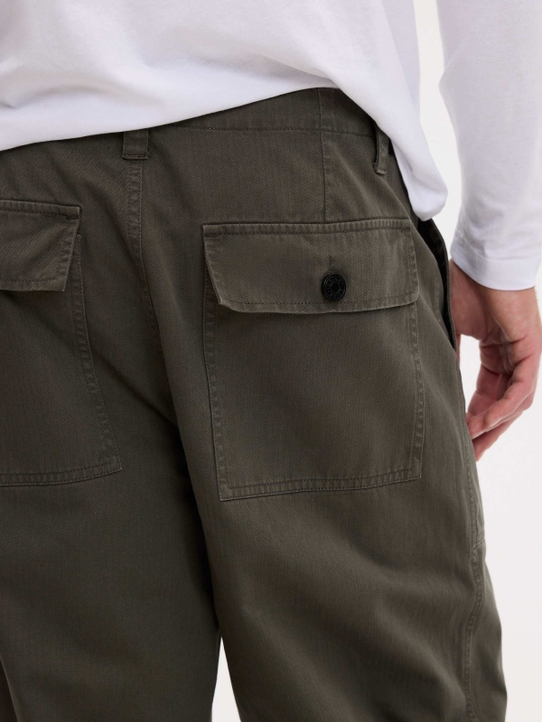 Calça cargo relaxed de cintura alta cáqui vista detalhe