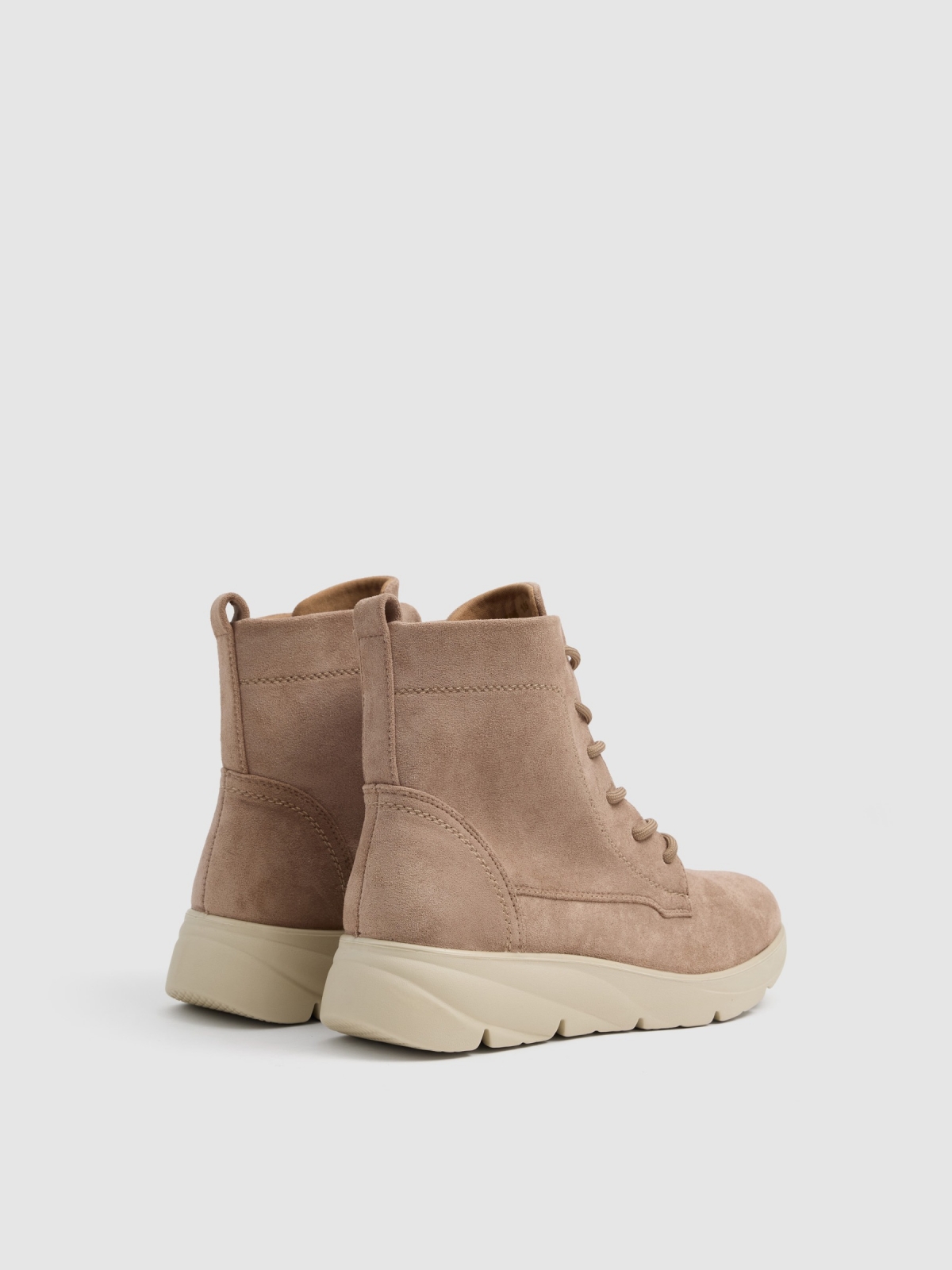 Botín cordones polipiel beige vista trasera 45º