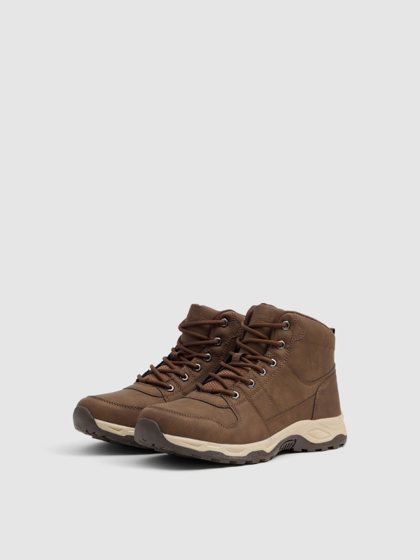 Bota de montanha em couro sintético com fecho de correr marrom vista frontal 45º