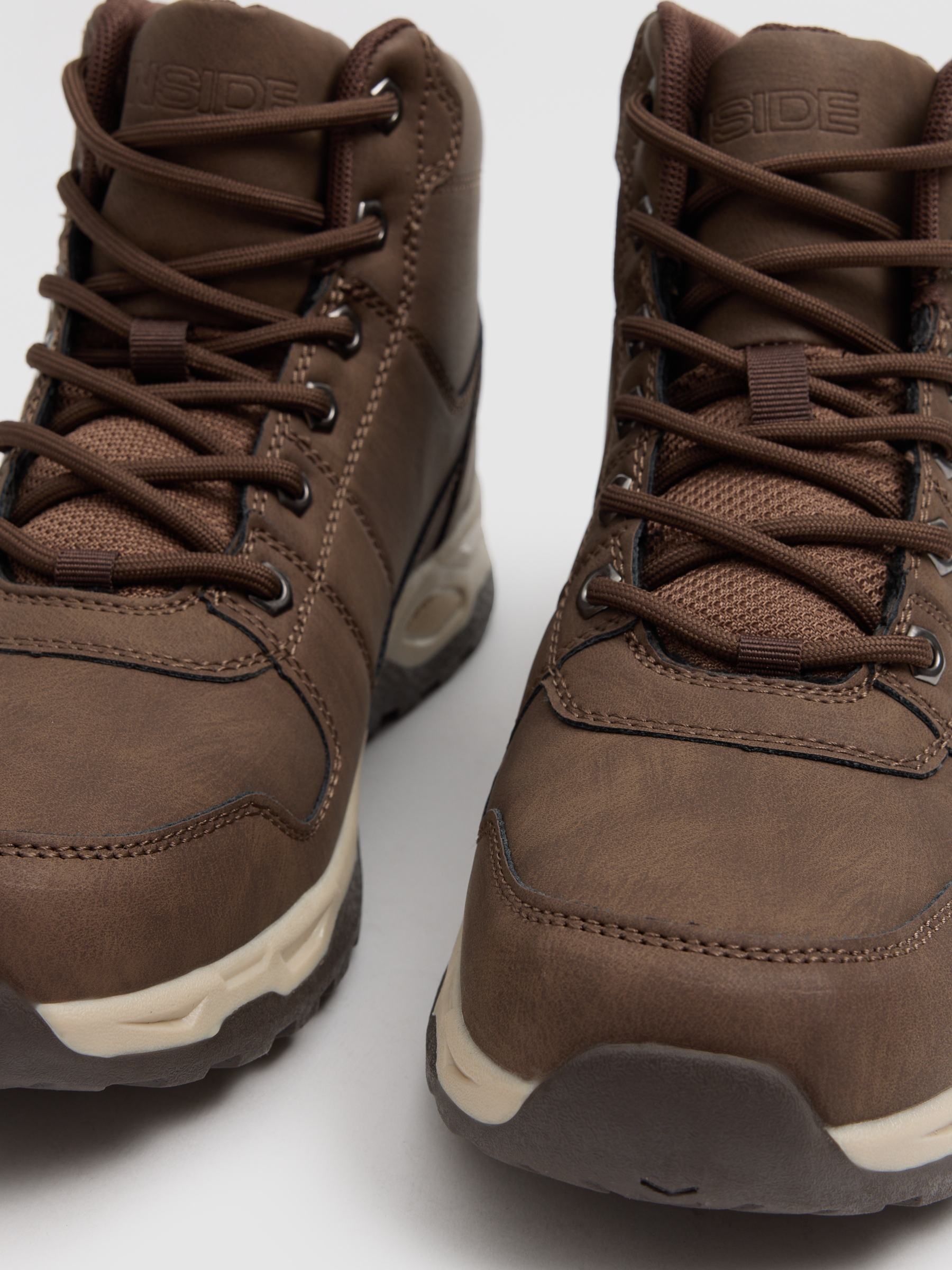 Bota de montanha em couro sintético com fecho de correr marrom