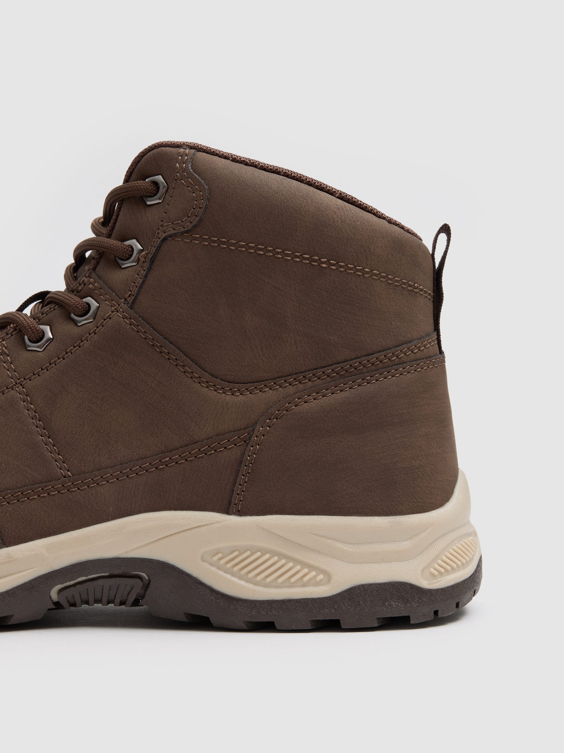 Bota de montanha em couro sintético com fecho de correr marrom