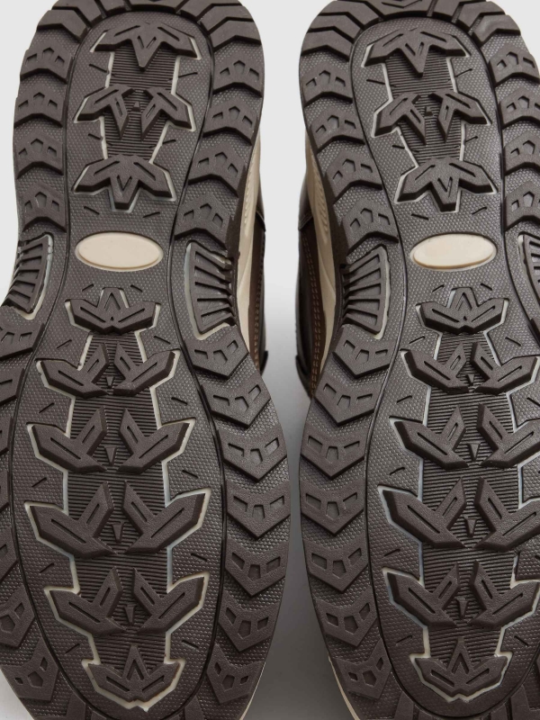 Bota de montanha em couro sintético com fecho de correr marrom vista detalhe