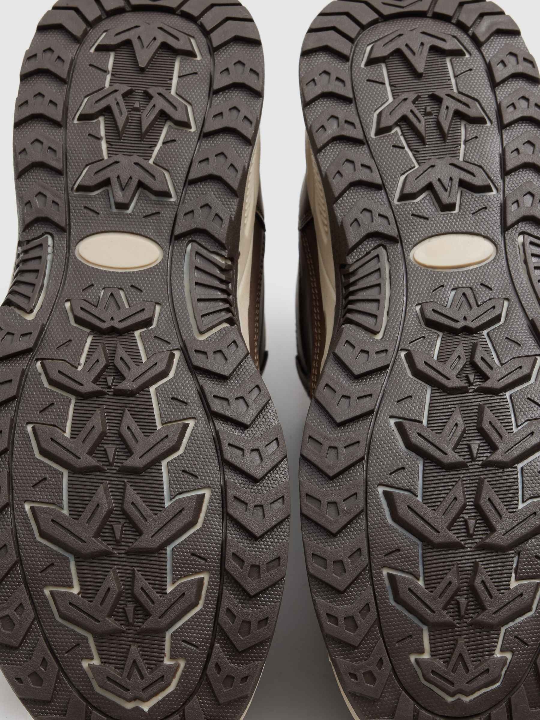 Bota de montanha em couro sintético com fecho de correr marrom