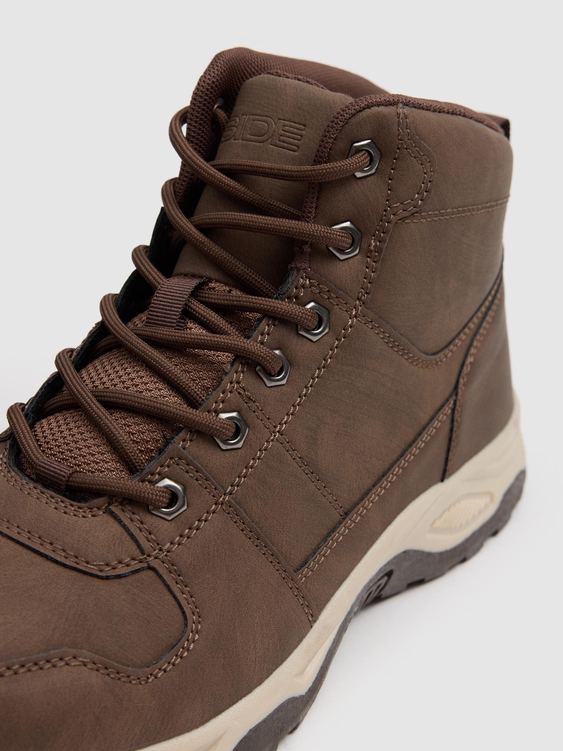 Bota de montanha em couro sintético com fecho de correr marrom
