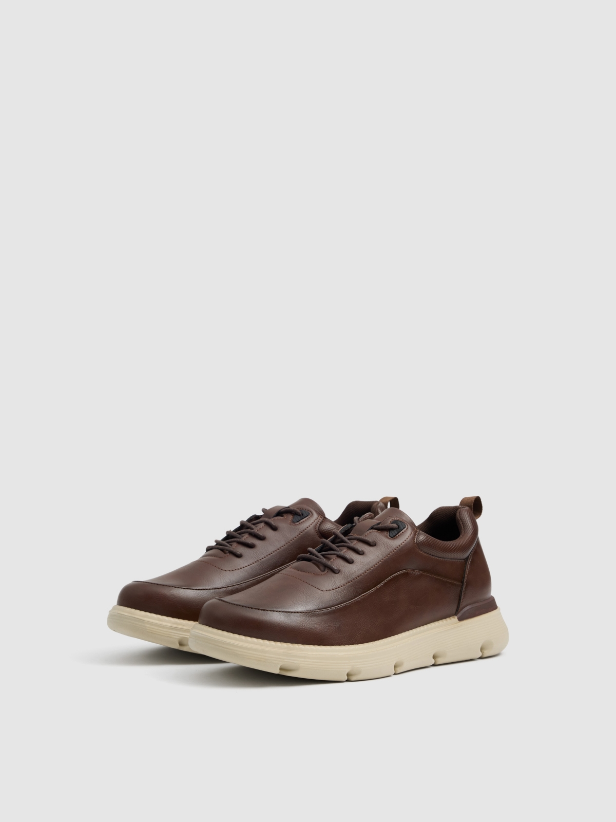 Sapato casual de couro sintético com cadarços marrom vista frontal 45º