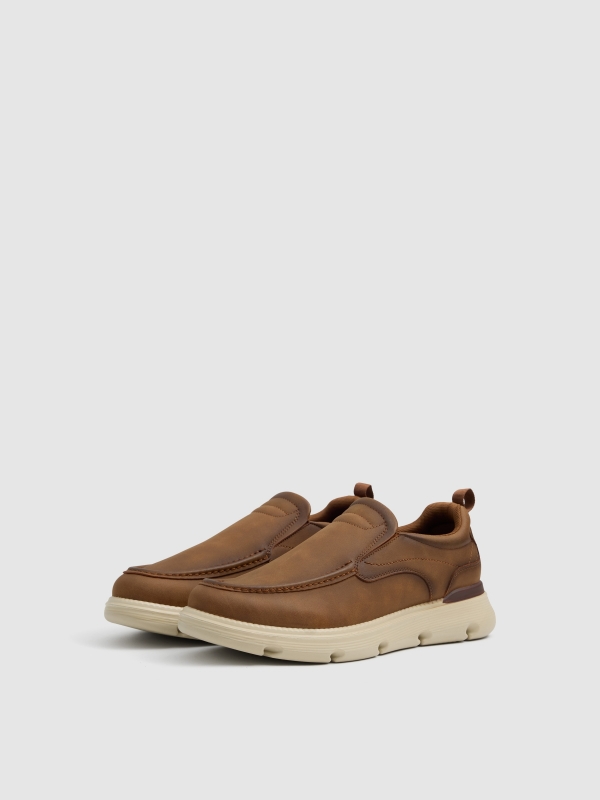 Mocassim casual de couro sintético camel vista frontal 45º