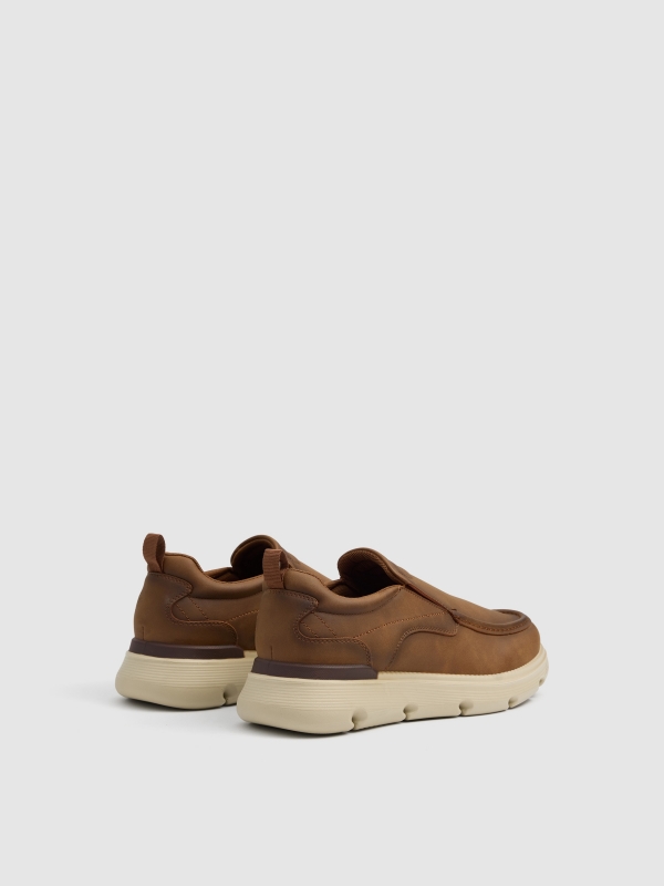 Mocassim casual de couro sintético camel vista traseira 45º