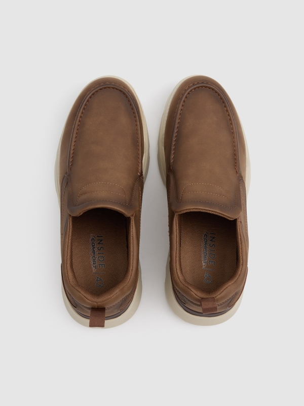 Mocassim casual de couro sintético camel vista superior
