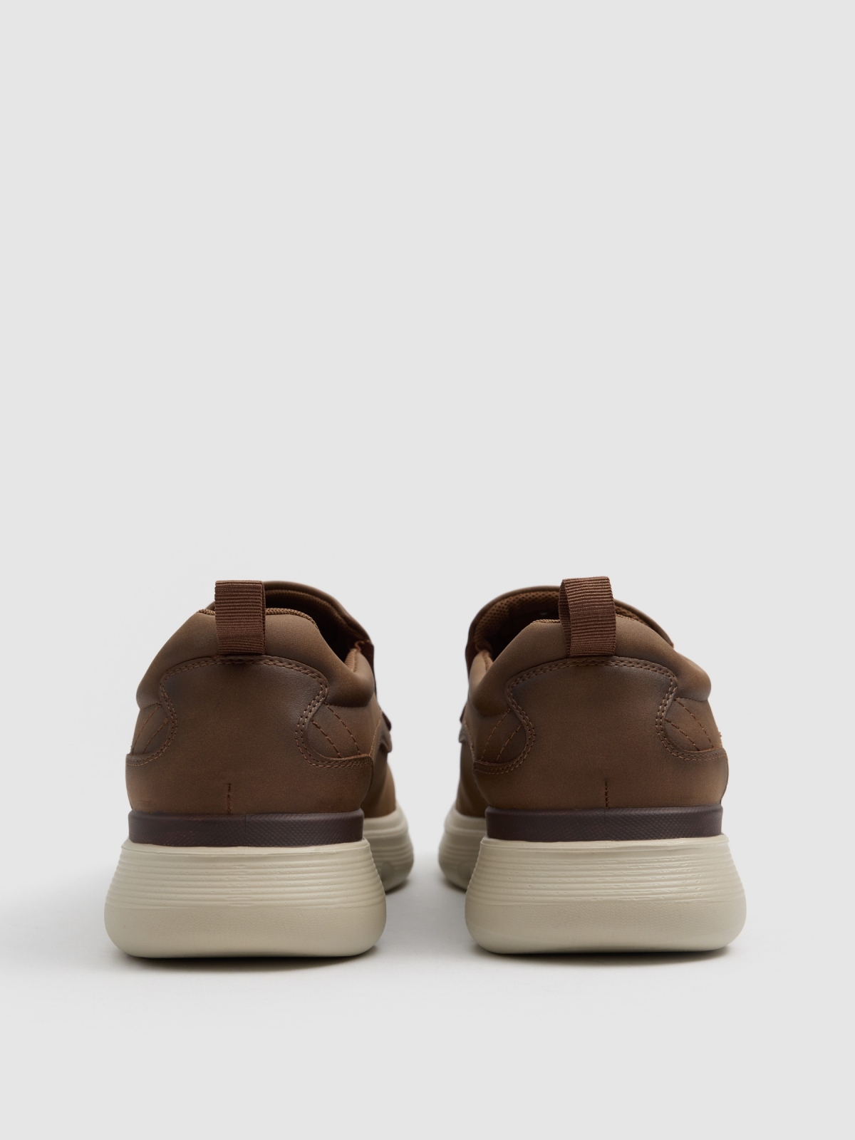Mocassim casual de couro sintético camel vista detalhe