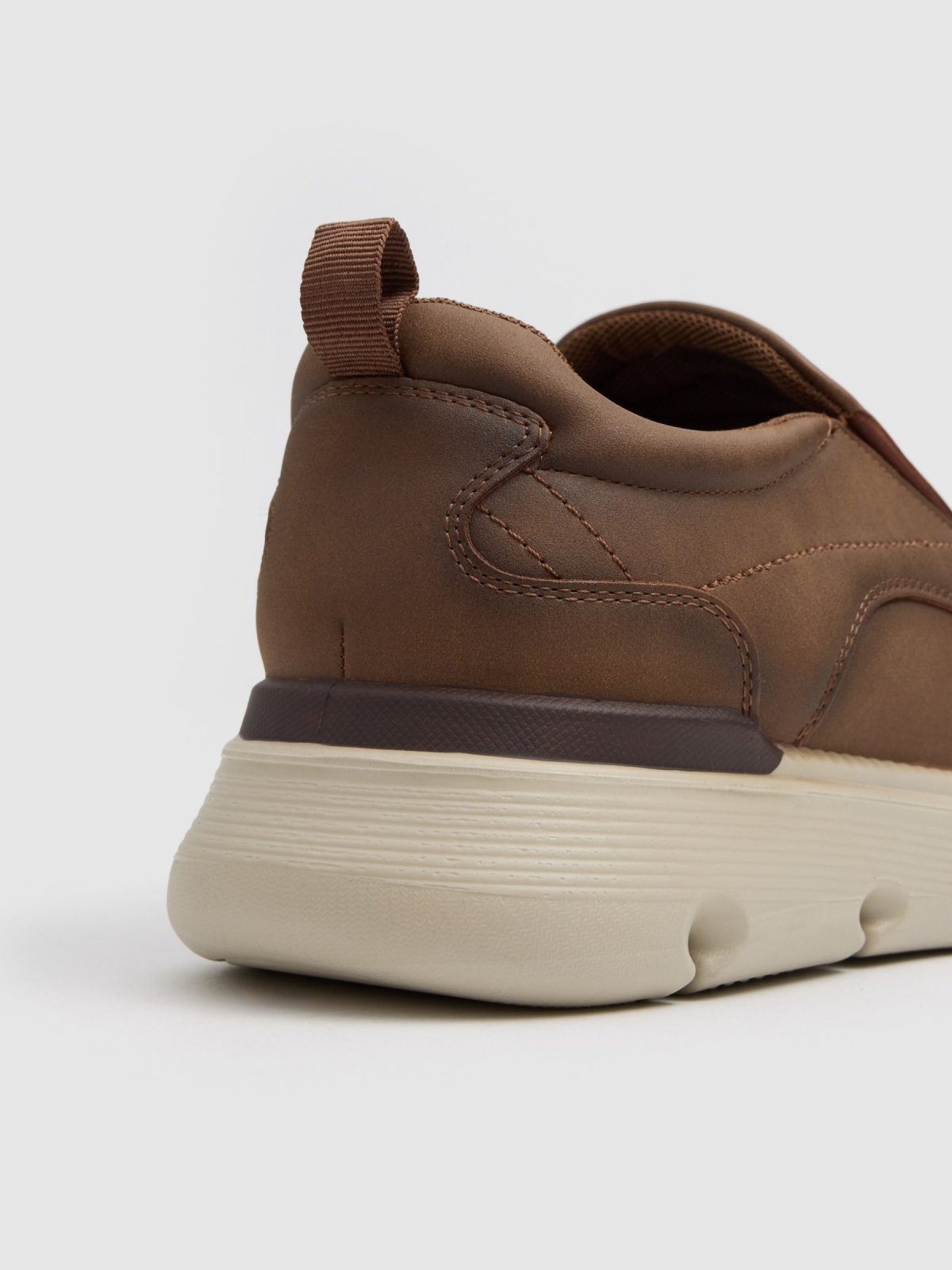 Mocassim casual de couro sintético camel vista detalhe