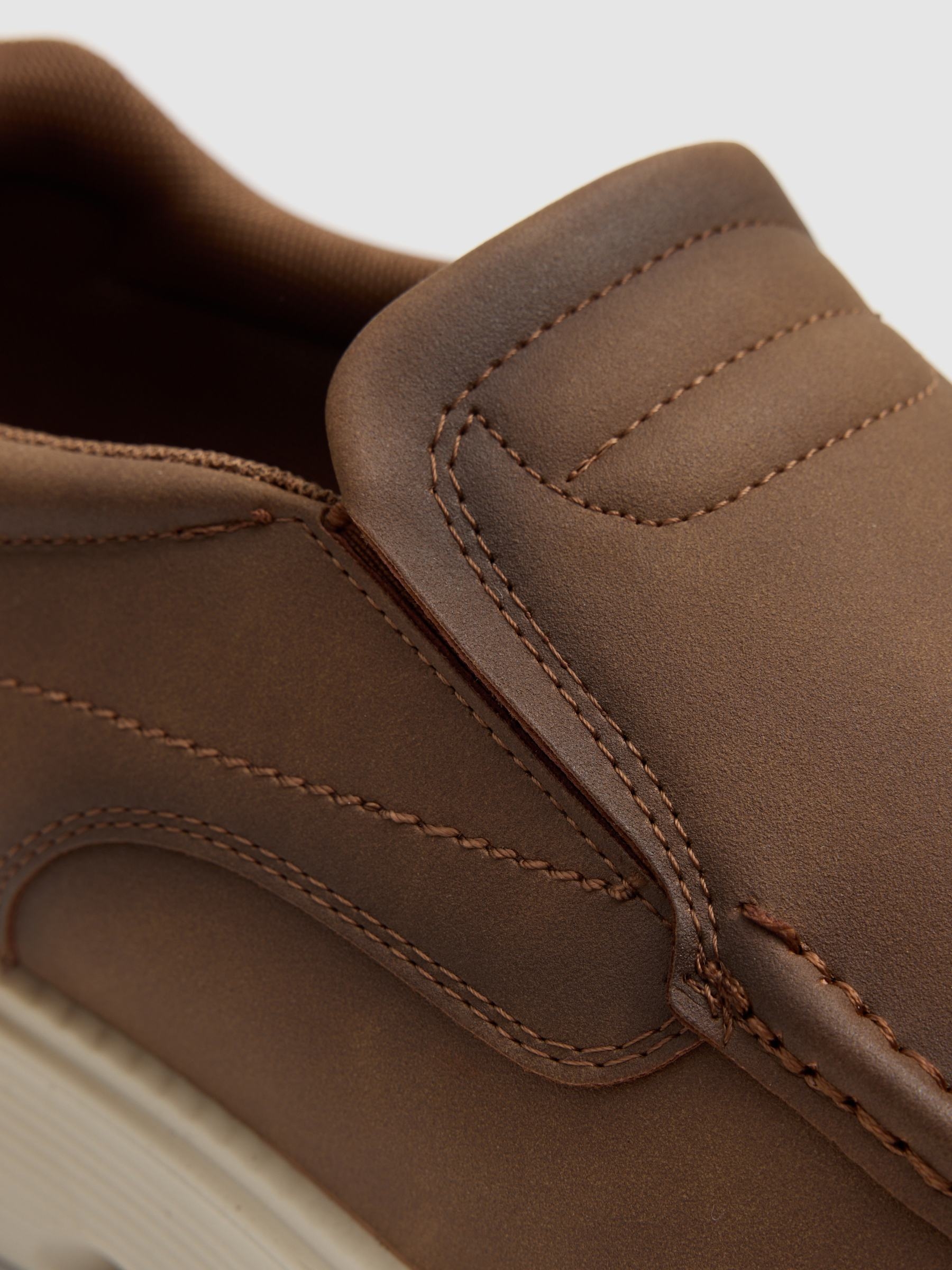Mocassim casual de couro sintético camel