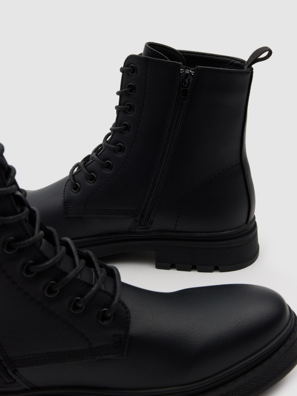 Botas militares casuais em pele sintética preto vista detalhe