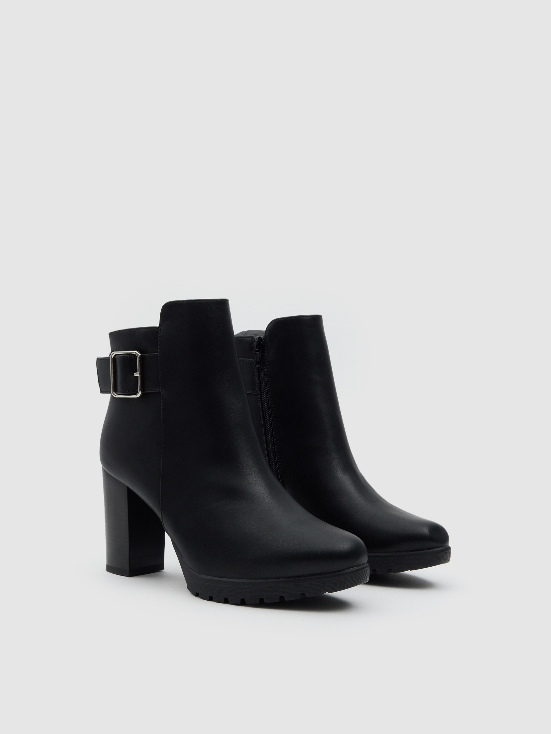 High ankle boot with buckle and wide heel black