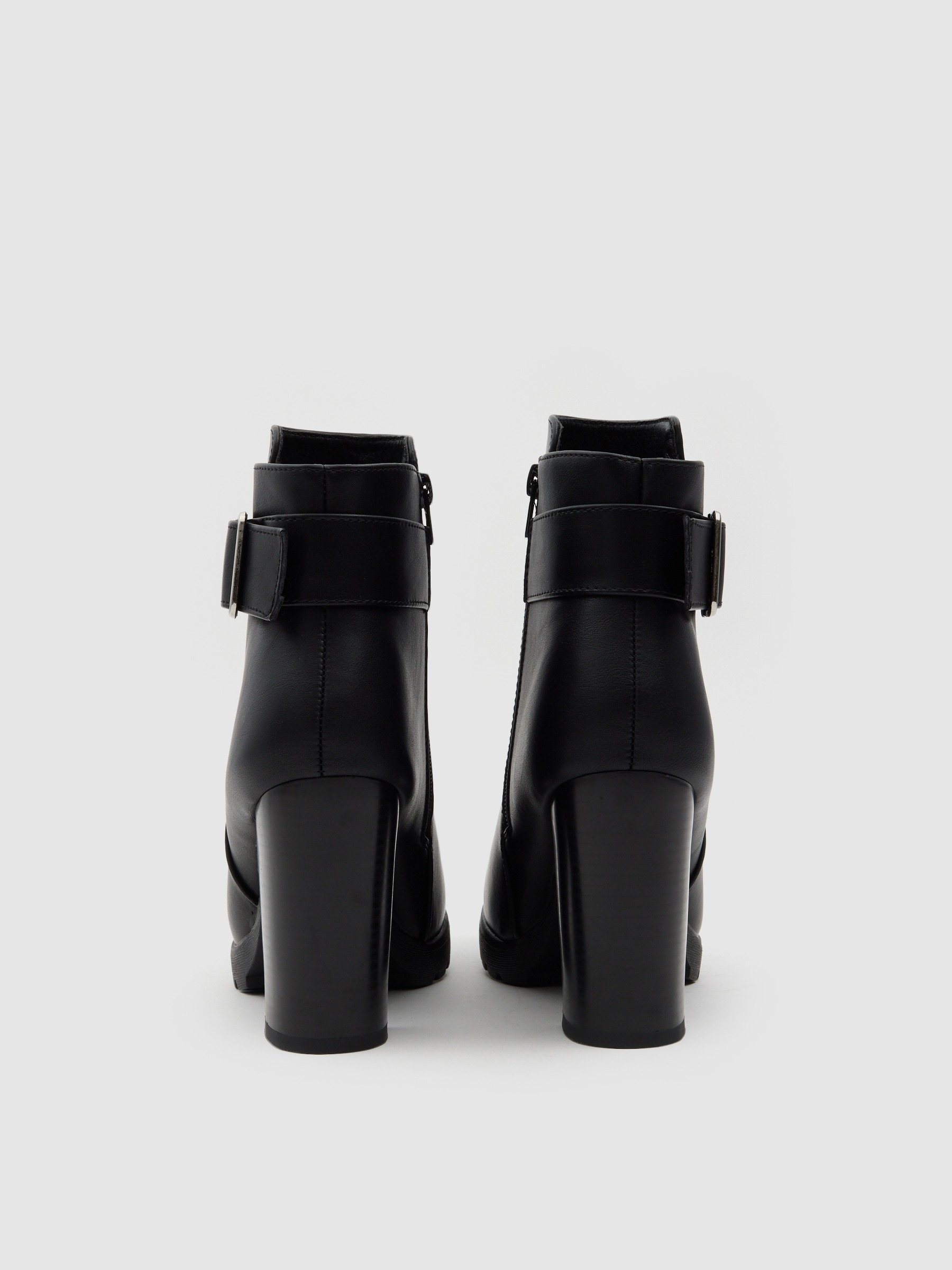 High ankle boot with buckle and wide heel black