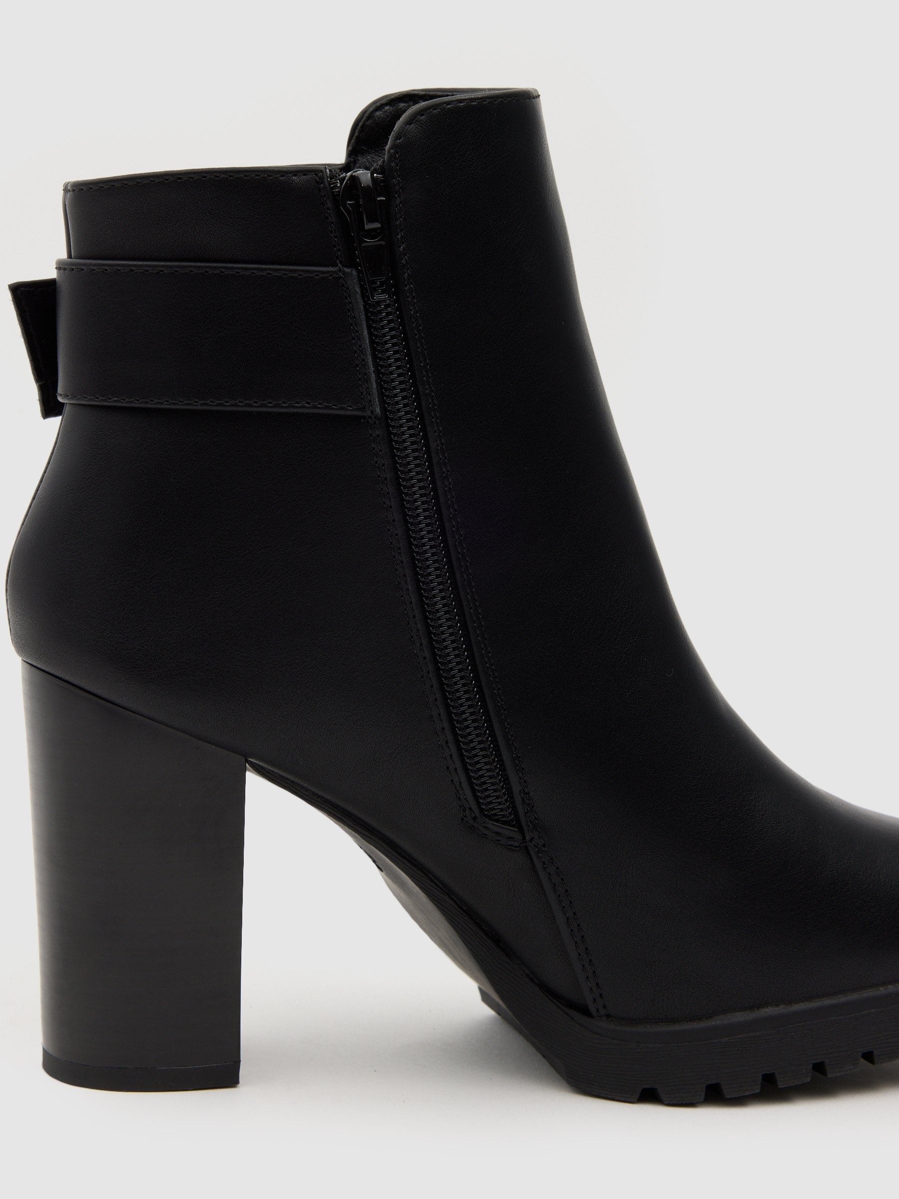 High ankle boot with buckle and wide heel black