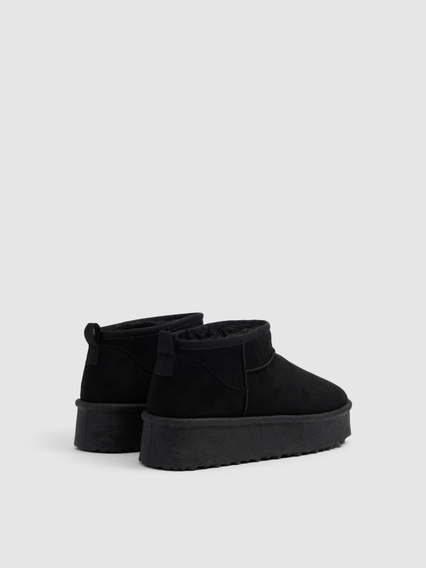 Botins plataforma forro de pelo preto vista traseira 45º