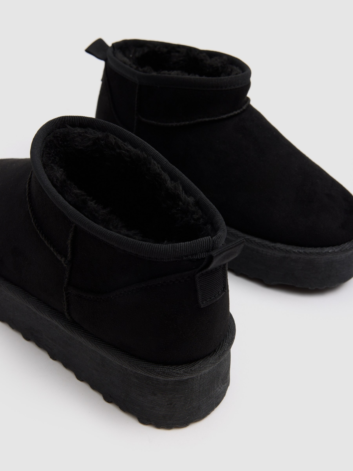 Botins plataforma forro de pelo preto vista detalhe