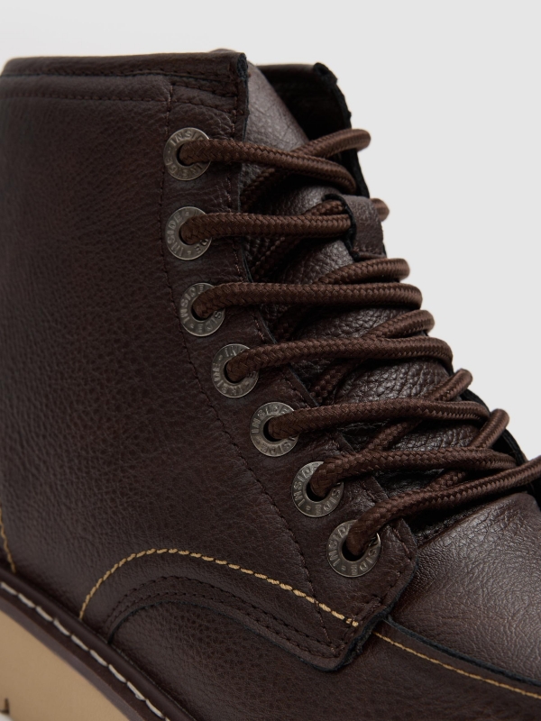 Bota casual de couro sintético marrom marrom vista detalhe