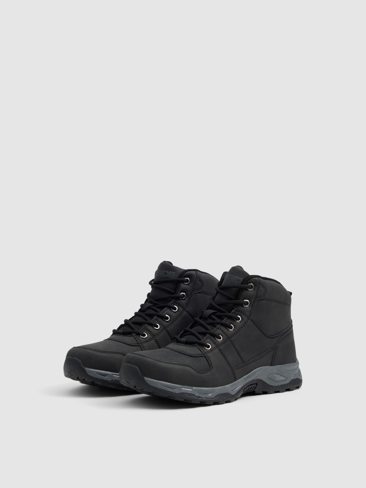 Botas de montanha em polipele com fecho de correr preto vista frontal 45º