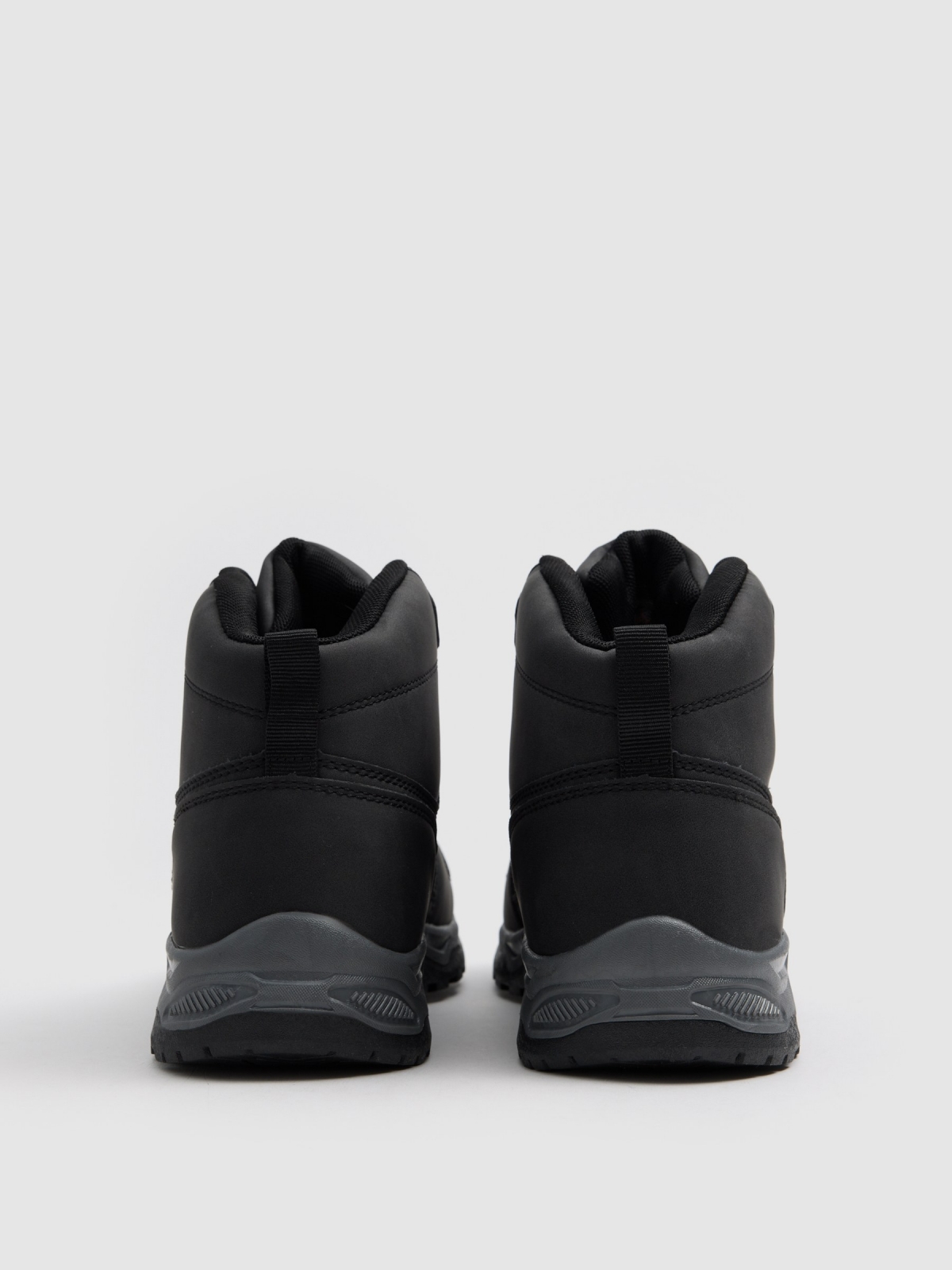 Mountain boots made of faux leather with zipper black zenithal view