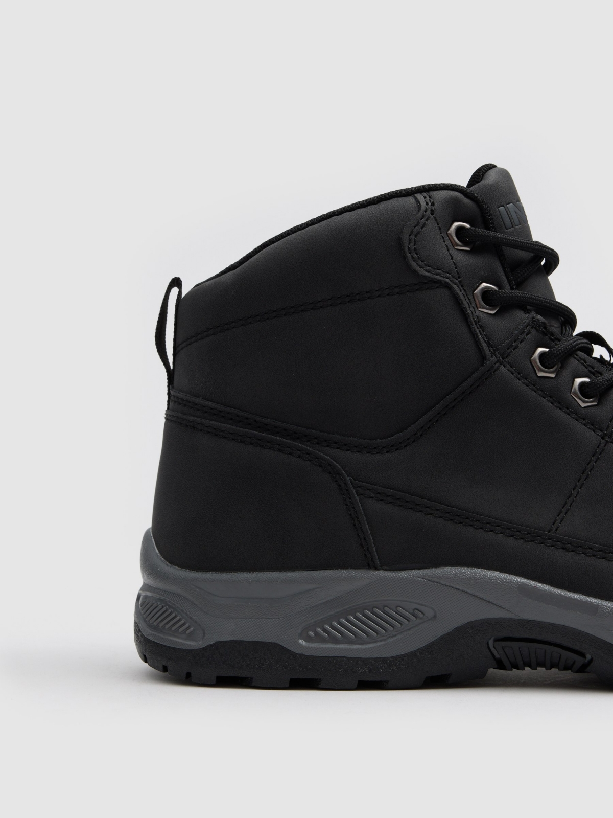 Botas de montanha em polipele com fecho de correr preto vista detalhe