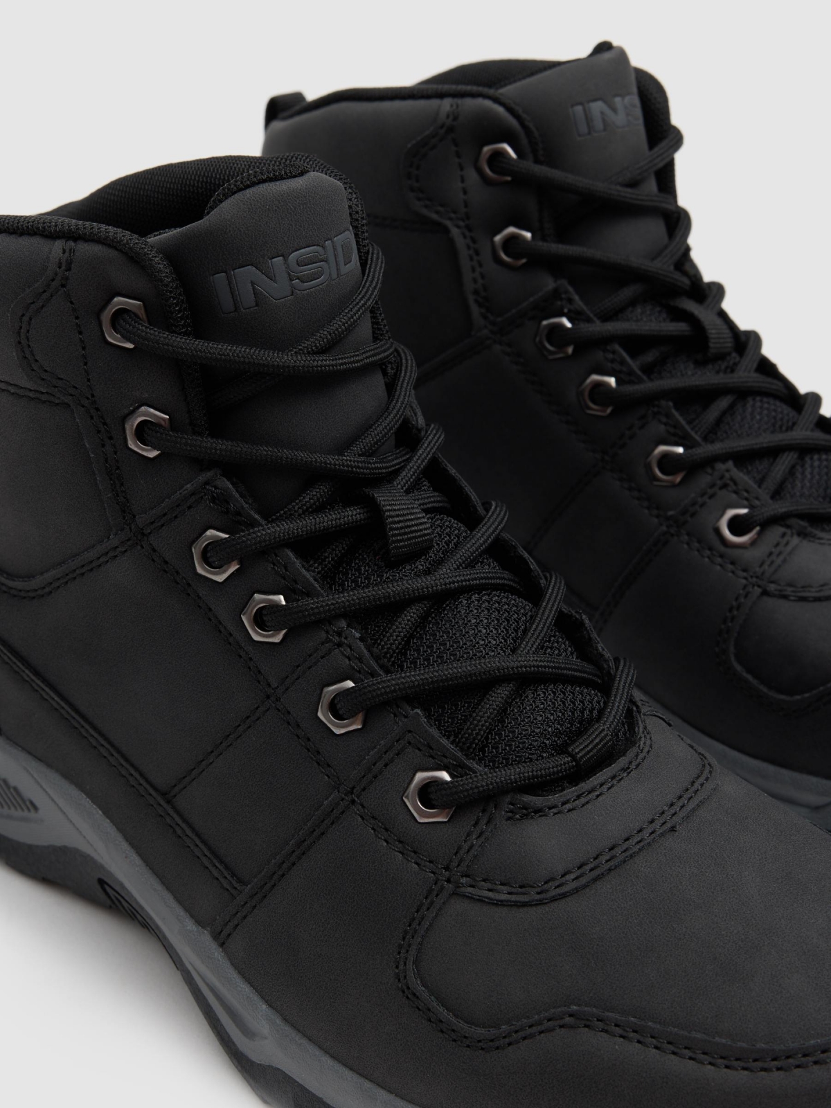 Botas montaña polipiel con cremallera negro vista detalle