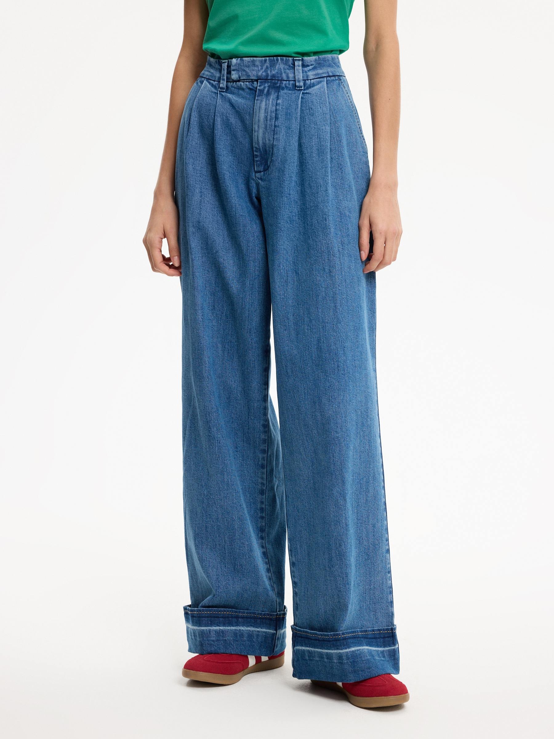 High-waisted wide-leg pleated jeans blue front view