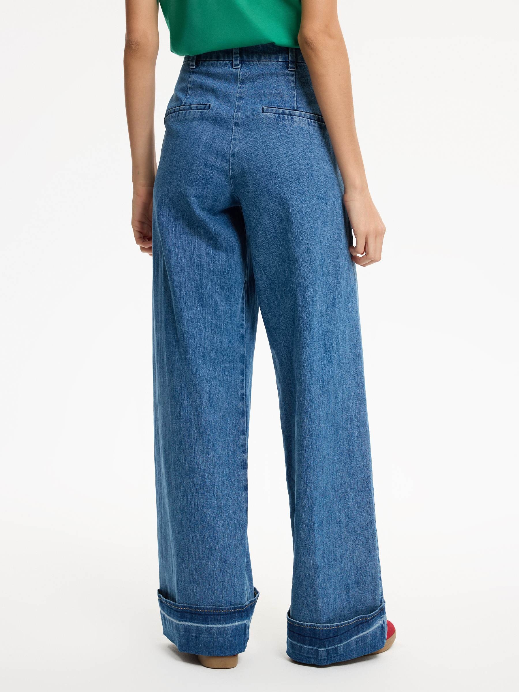 High-waisted wide-leg pleated jeans blue front view