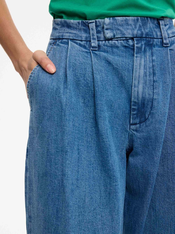 High-waisted wide-leg pleated jeans blue detail view