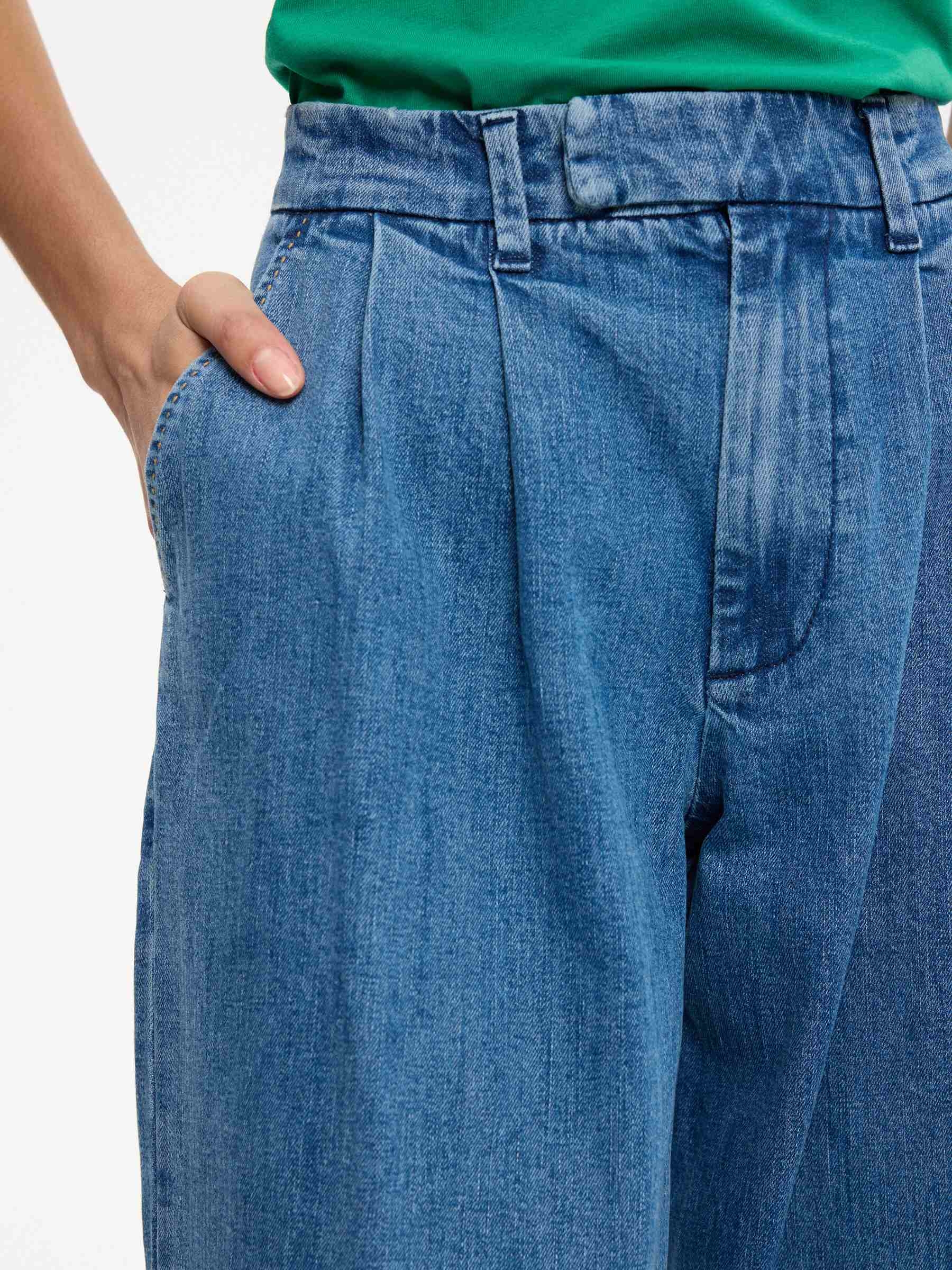 High-waisted wide-leg pleated jeans blue front view