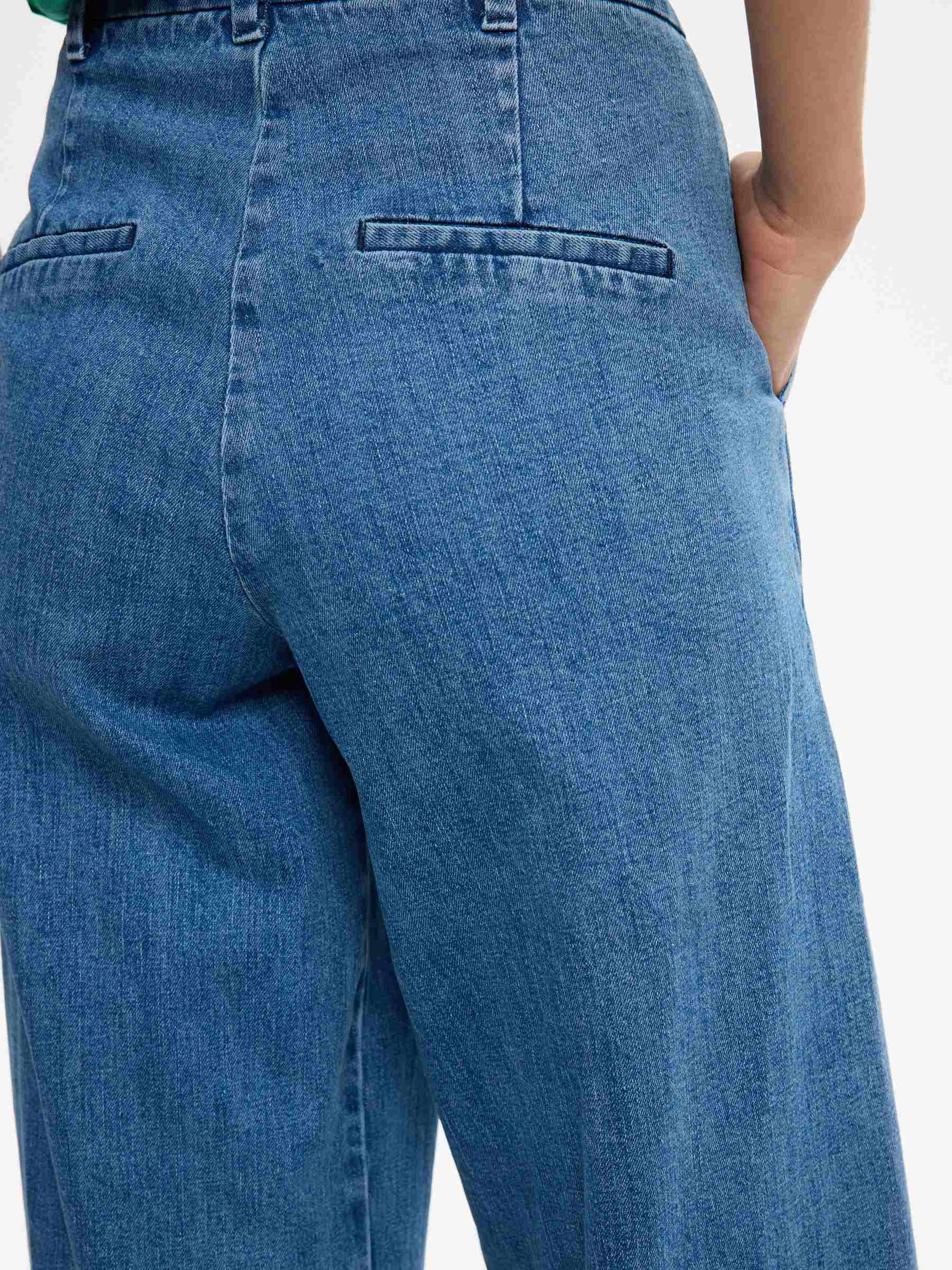 High-waisted wide-leg pleated jeans blue front view