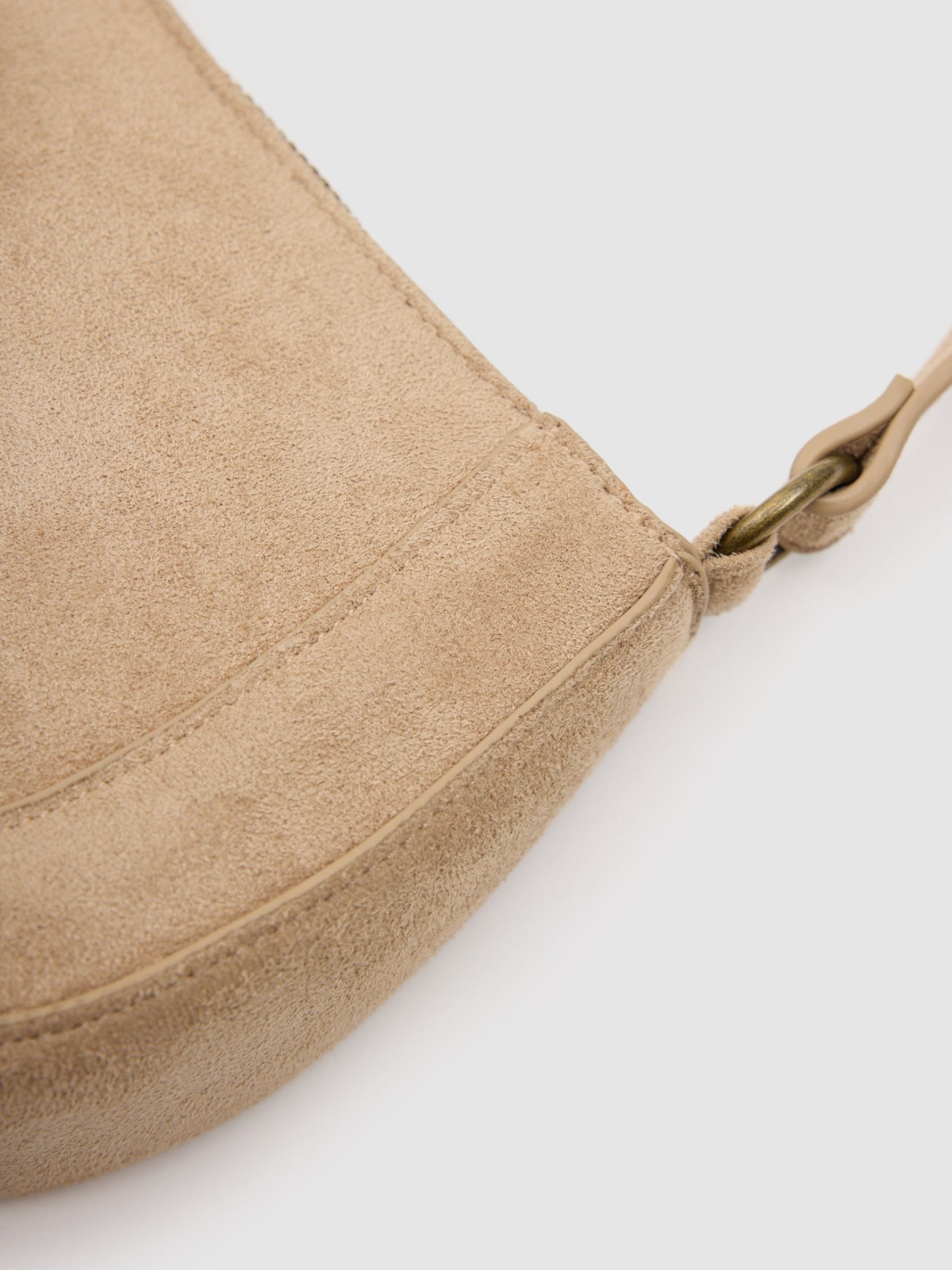 Bolso hombro asimétrico efecto piel taupe vista detalle