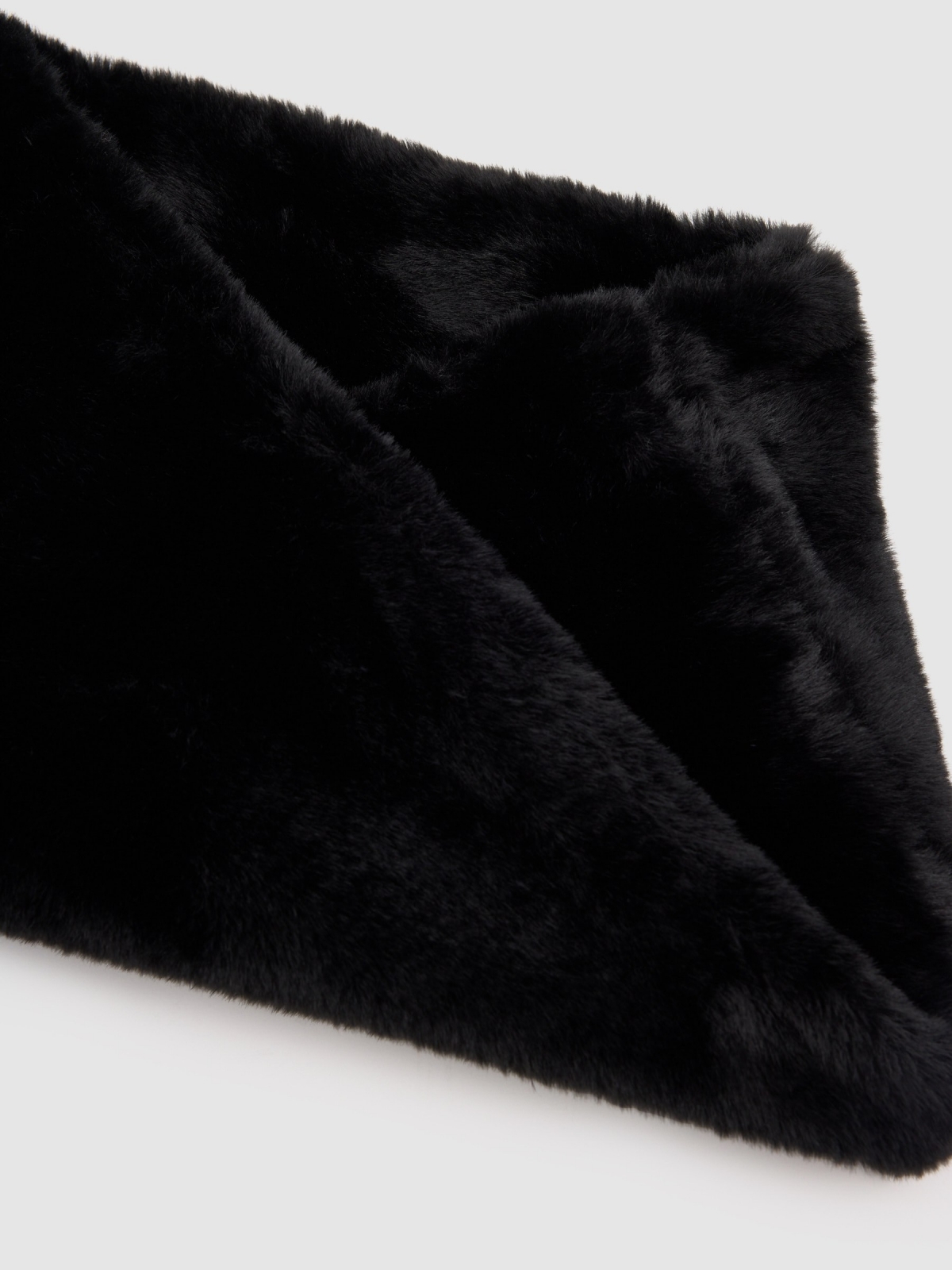 Neck scarf 25x42cm black detail view